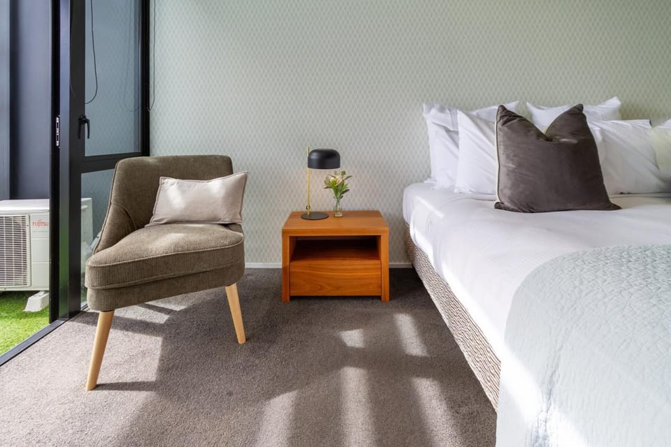 Bed, Seating area