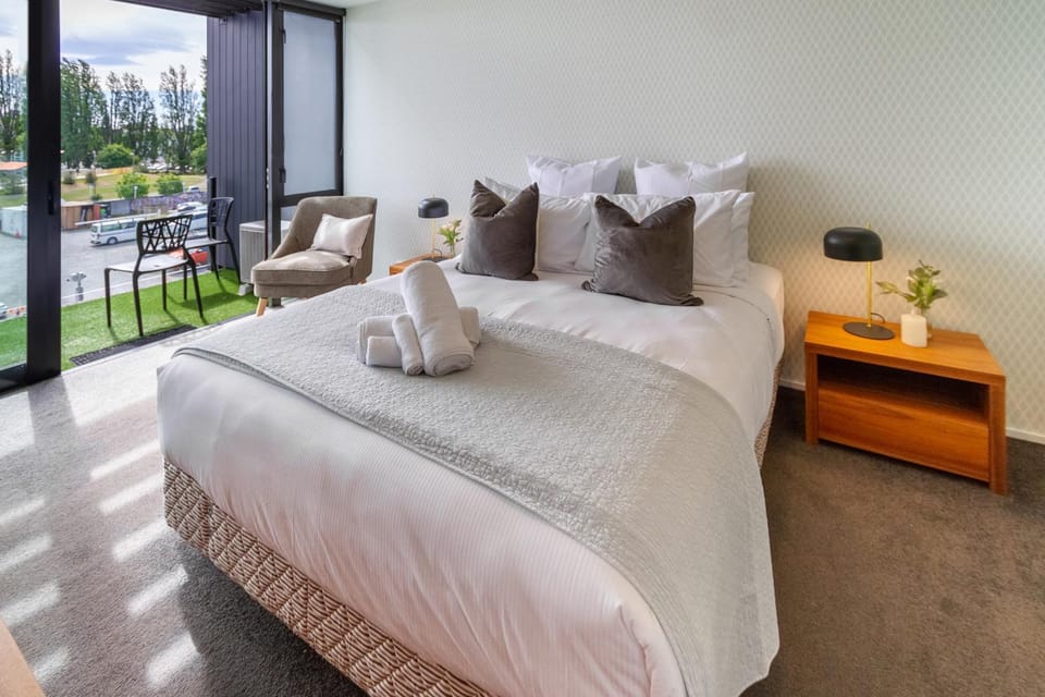 Bed, towels