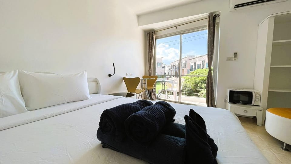 Bed, Photo of the whole room, Bedroom, towels