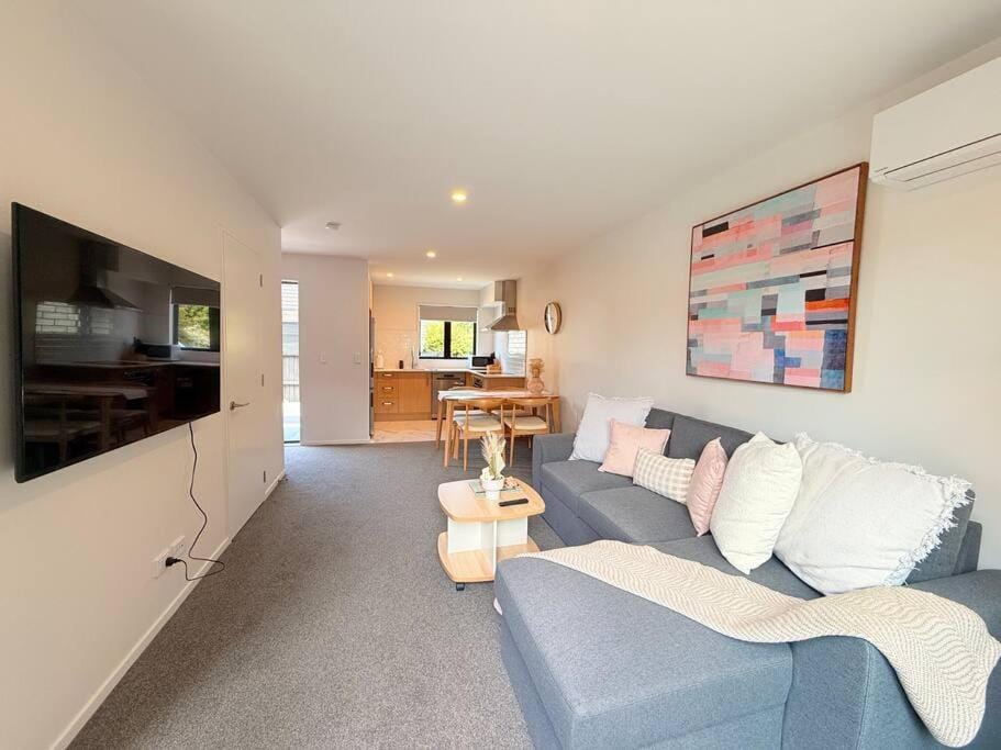 Tranquil 3 Bed Minutes To CBD And Arena, Sleeps 7 House in Christchurch