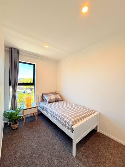 Tranquil 3 Bed Minutes To CBD And Arena, Sleeps 7 House in Christchurch