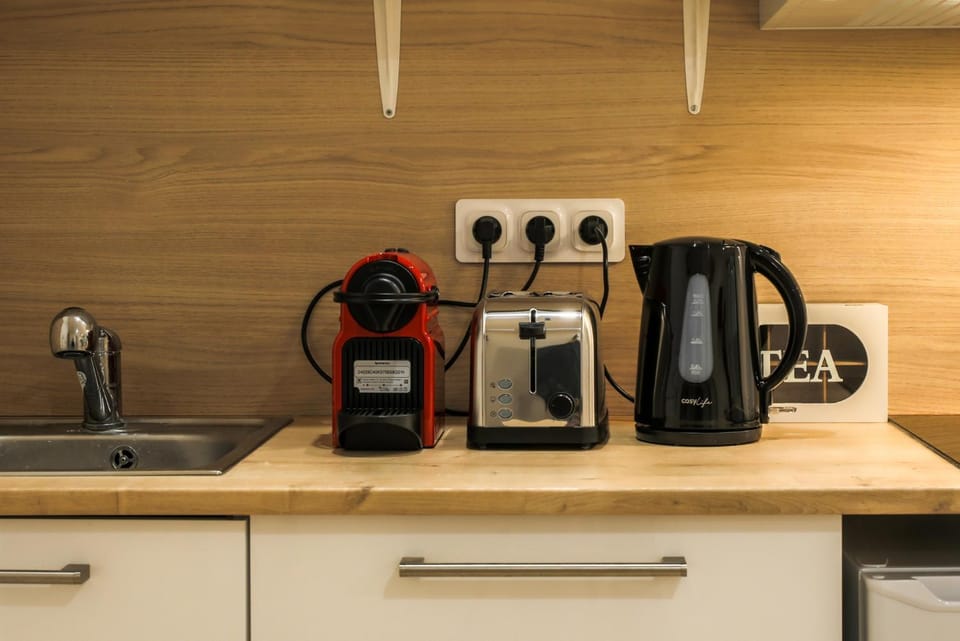 Coffee/tea facilities, Kitchen or kitchenette, stove, toaster