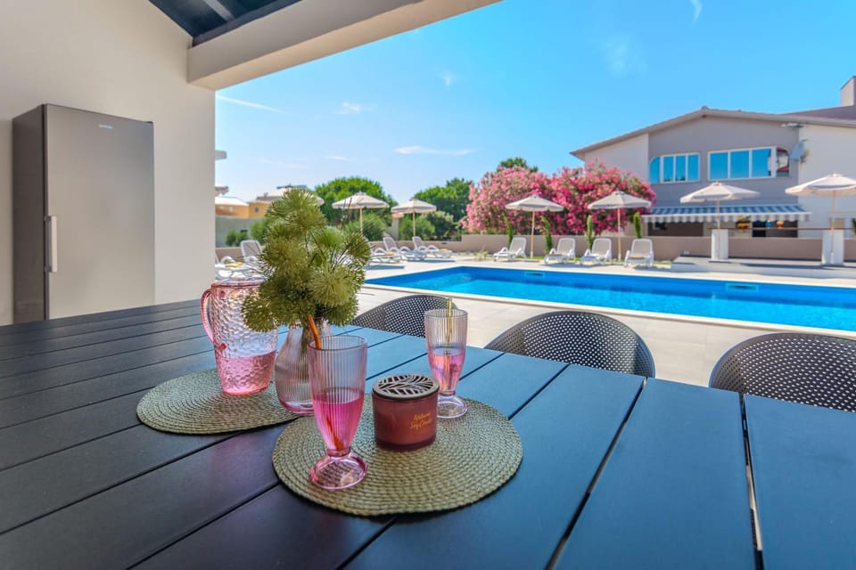 Property building, Day, Pool view, Swimming pool, sunbed