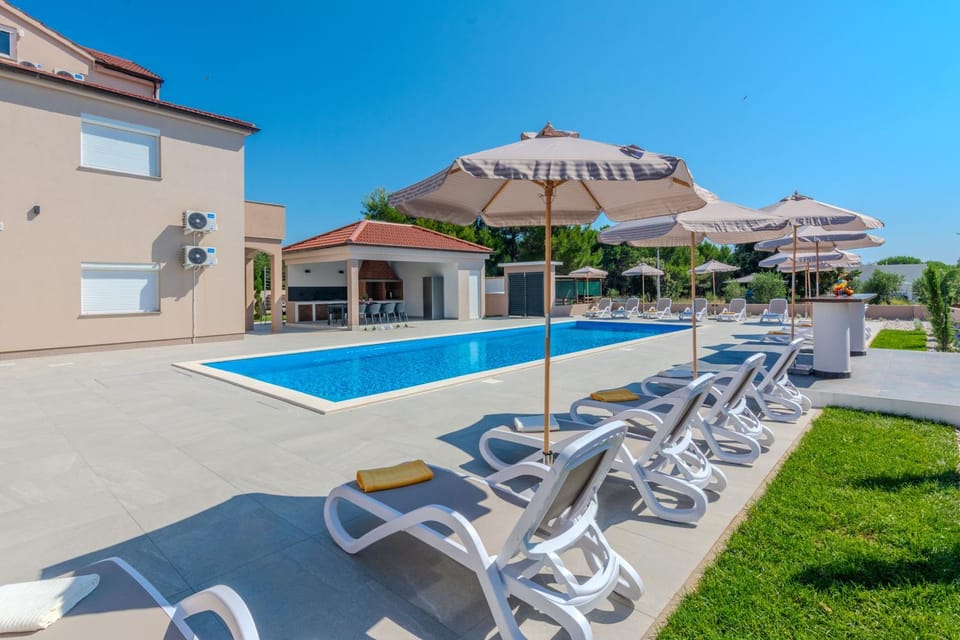 Property building, Balcony/Terrace, Swimming pool, sunbed