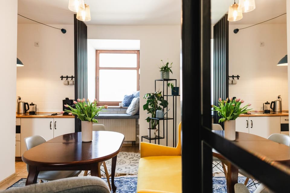 Kitchen or kitchenette, Seating area, Dining area