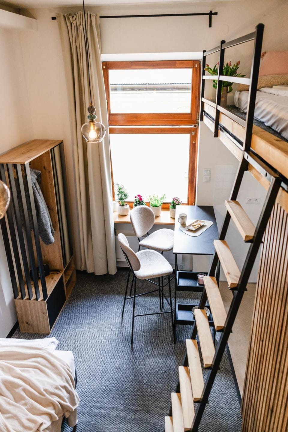 Bed, Photo of the whole room, Dining area