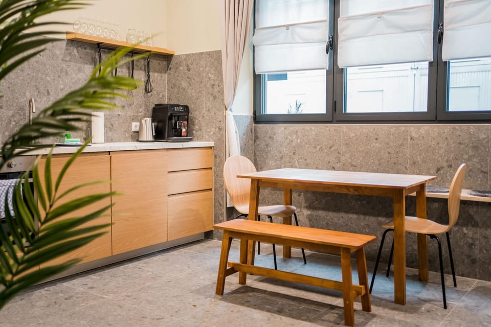 Coffee/tea facilities, Kitchen or kitchenette, Dining area