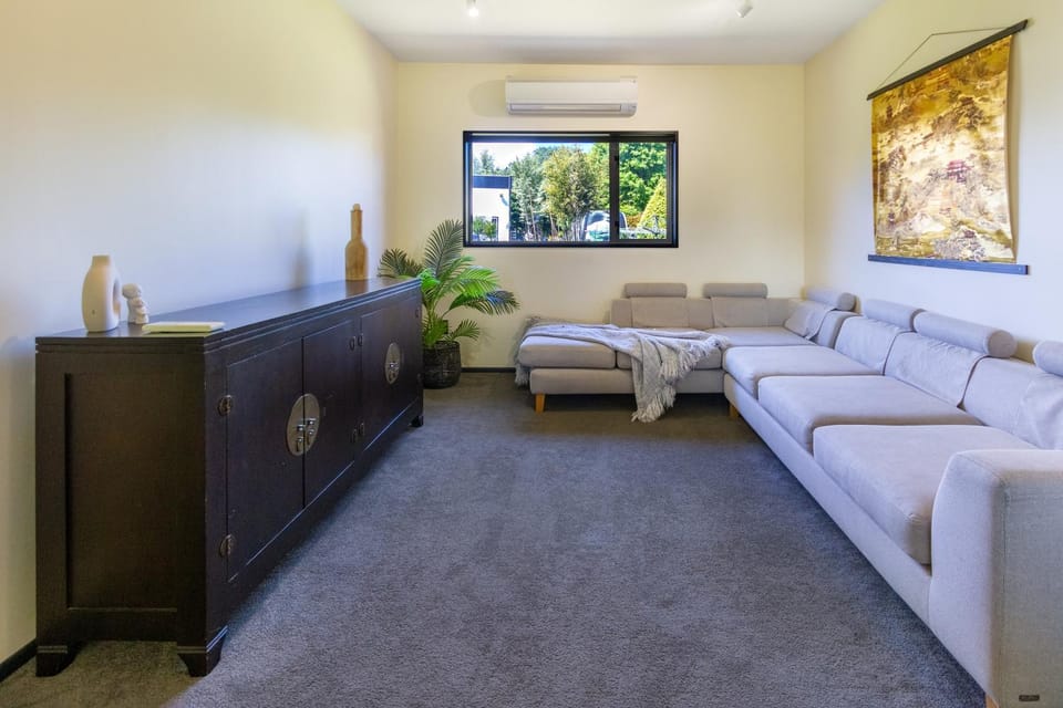 Living room, Photo of the whole room, Decorative detail, Seating area, air conditioner