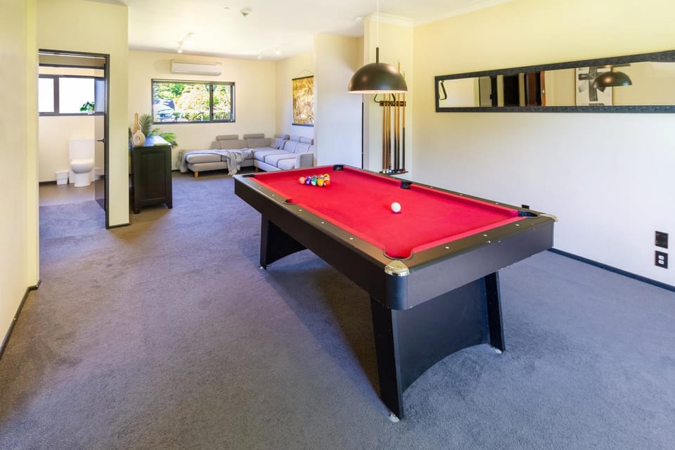 Toilet, Billiard, Game Room, Photo of the whole room, Seating area, Entertainment, air conditioner