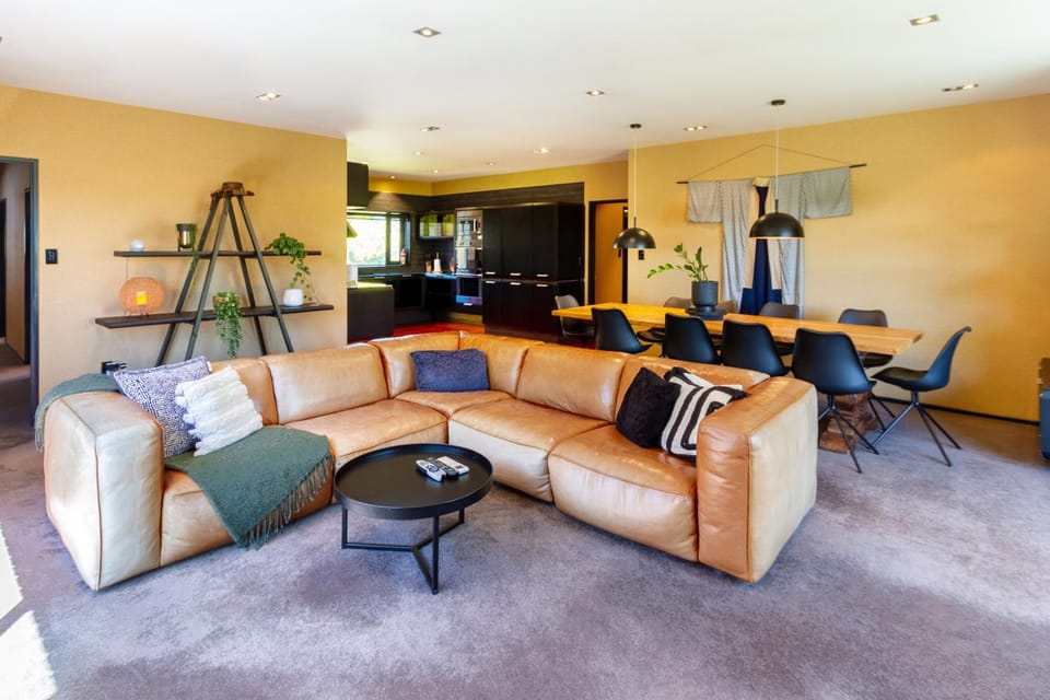 TV and multimedia, Kitchen or kitchenette, Living room, Decorative detail, Seating area, Dining area, Evening entertainment, kitchen