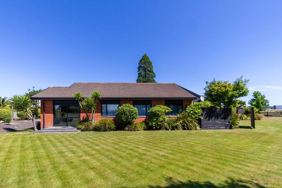 Property building, Day, Natural landscape, Garden, Garden view