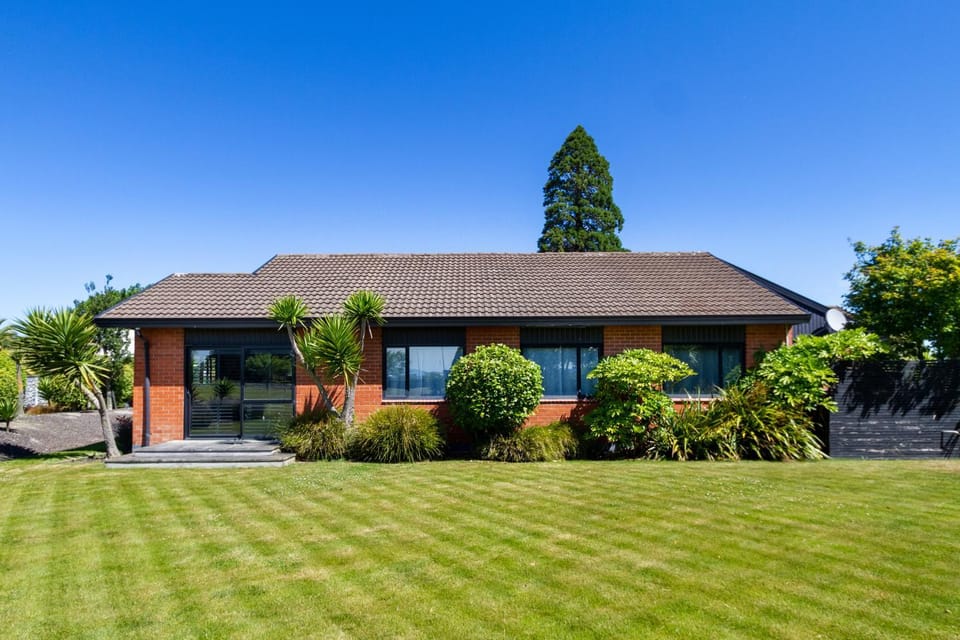 Property building, Day, Natural landscape, Garden, Garden view
