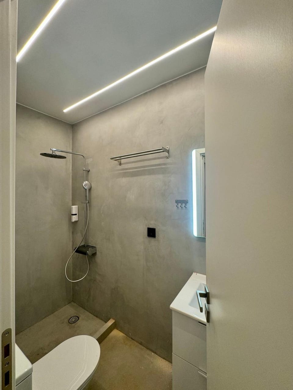 Shower, Toilet, Bathroom