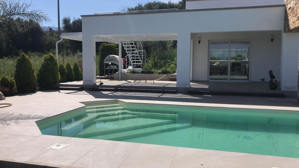 Property building, Patio, Pool view, Swimming pool, Breakfast, sunbed