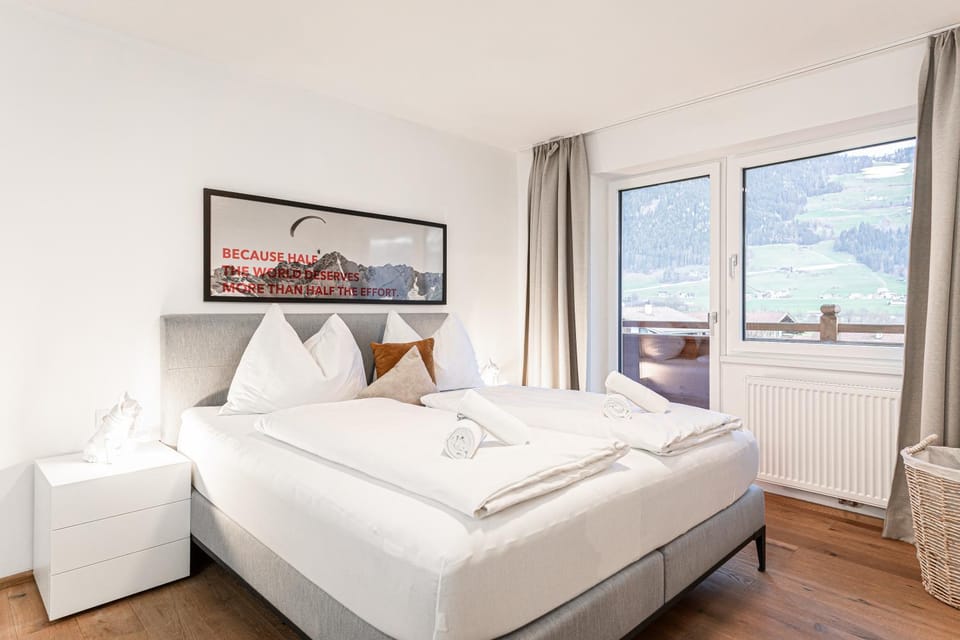 Bed, Natural landscape, Balcony/Terrace, Photo of the whole room, Bedroom