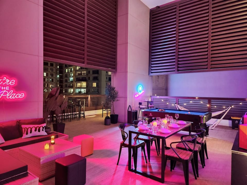Billiard, Balcony/Terrace, Seating area, Dining area