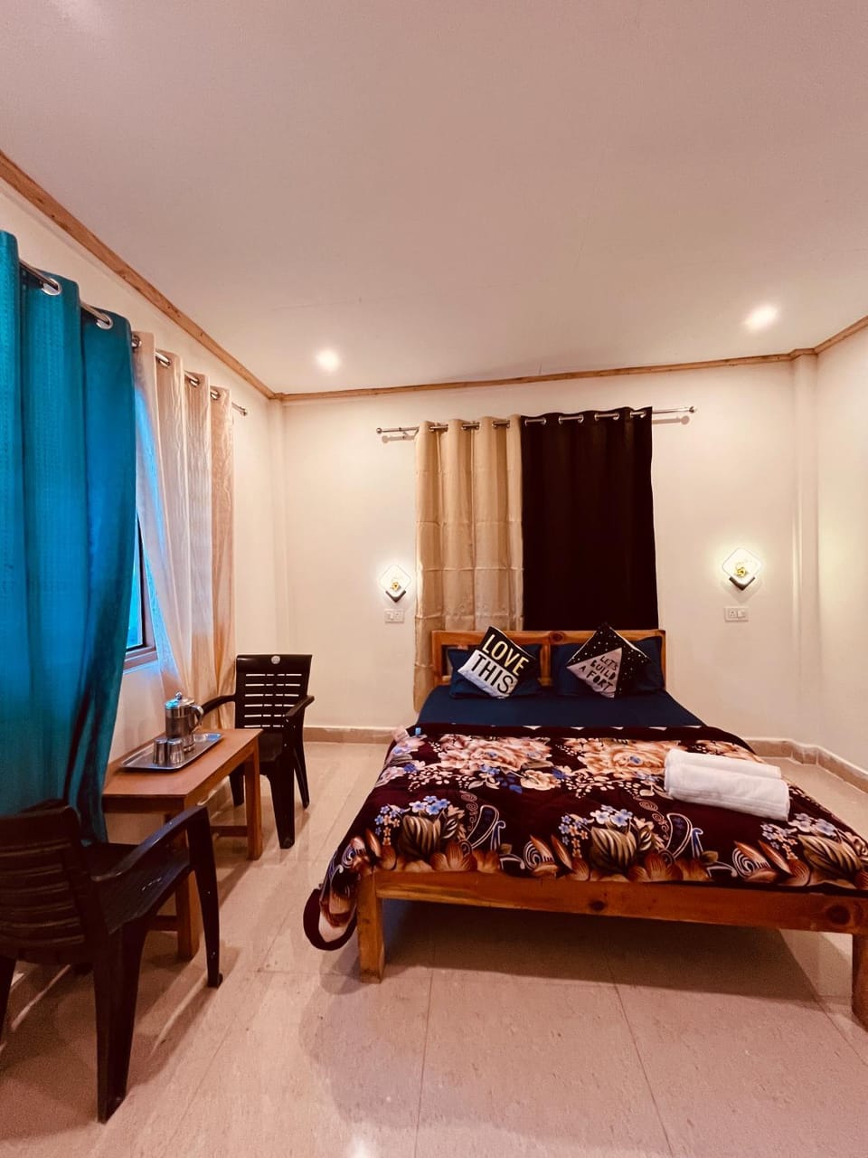 Bed, Living room, Photo of the whole room, Seating area, Bedroom