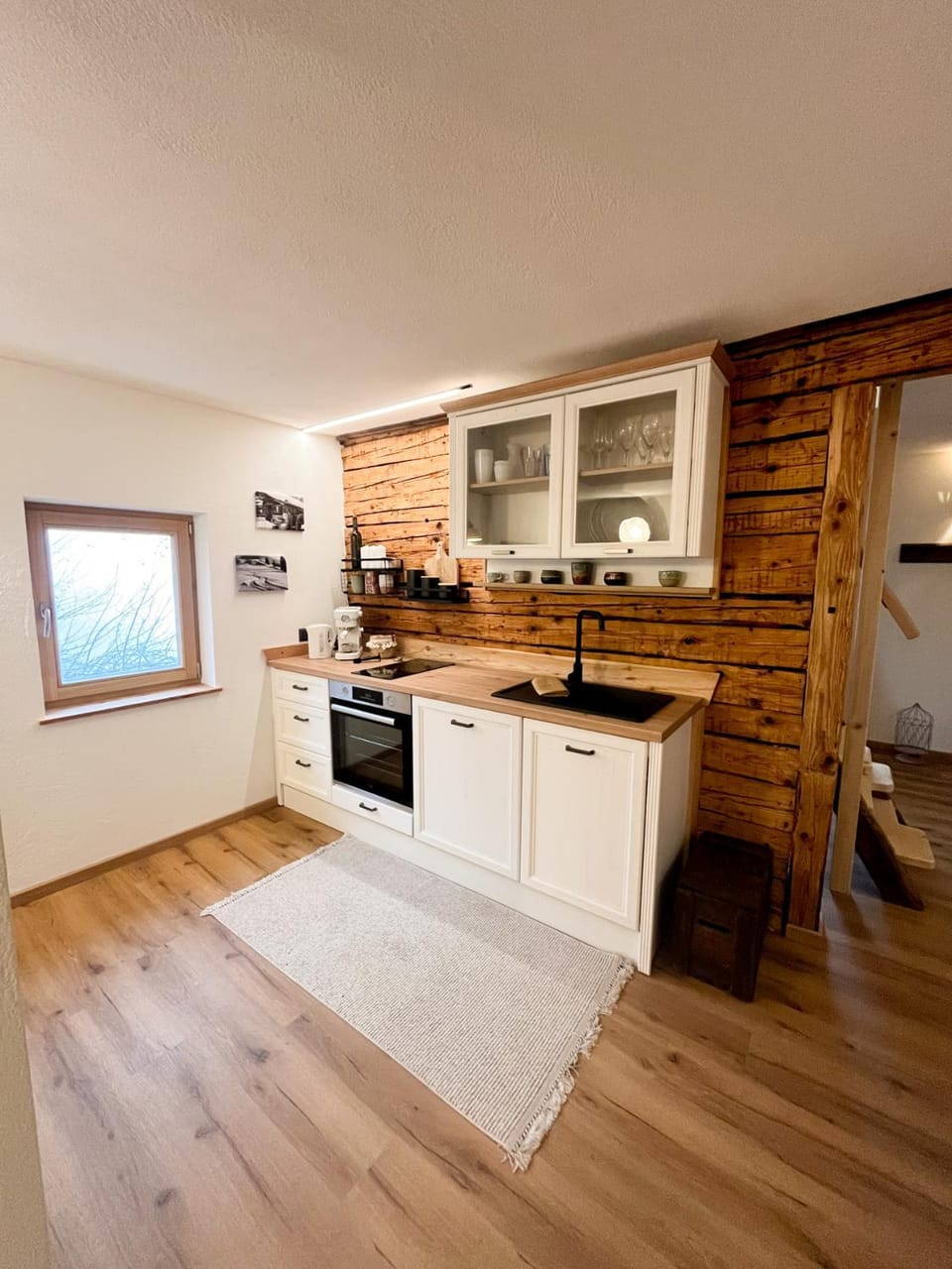 Kitchen or kitchenette, dishwasher, stove
