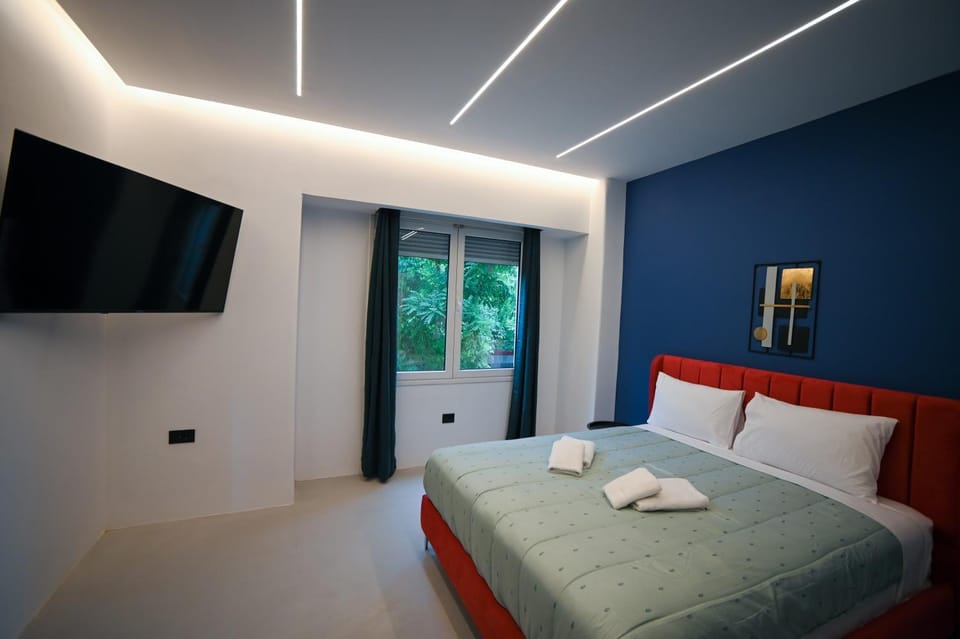 Bed, TV and multimedia, Photo of the whole room, Bedroom, towels