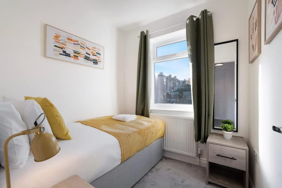 Modern 2 Bed Near River Tees, Parks, Town Centre House in England