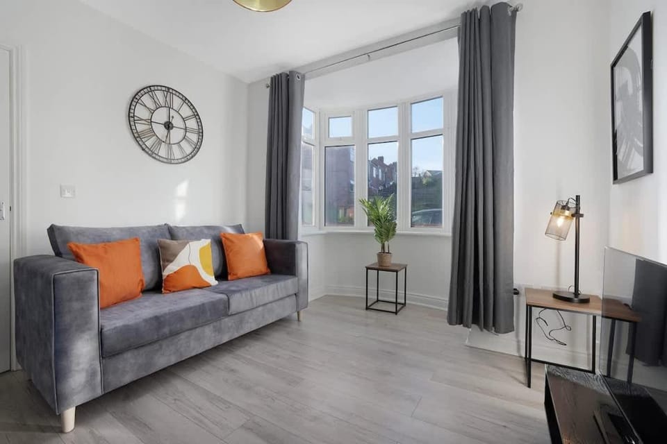 Modern 2 Bed Near River Tees, Parks, Town Centre House in England