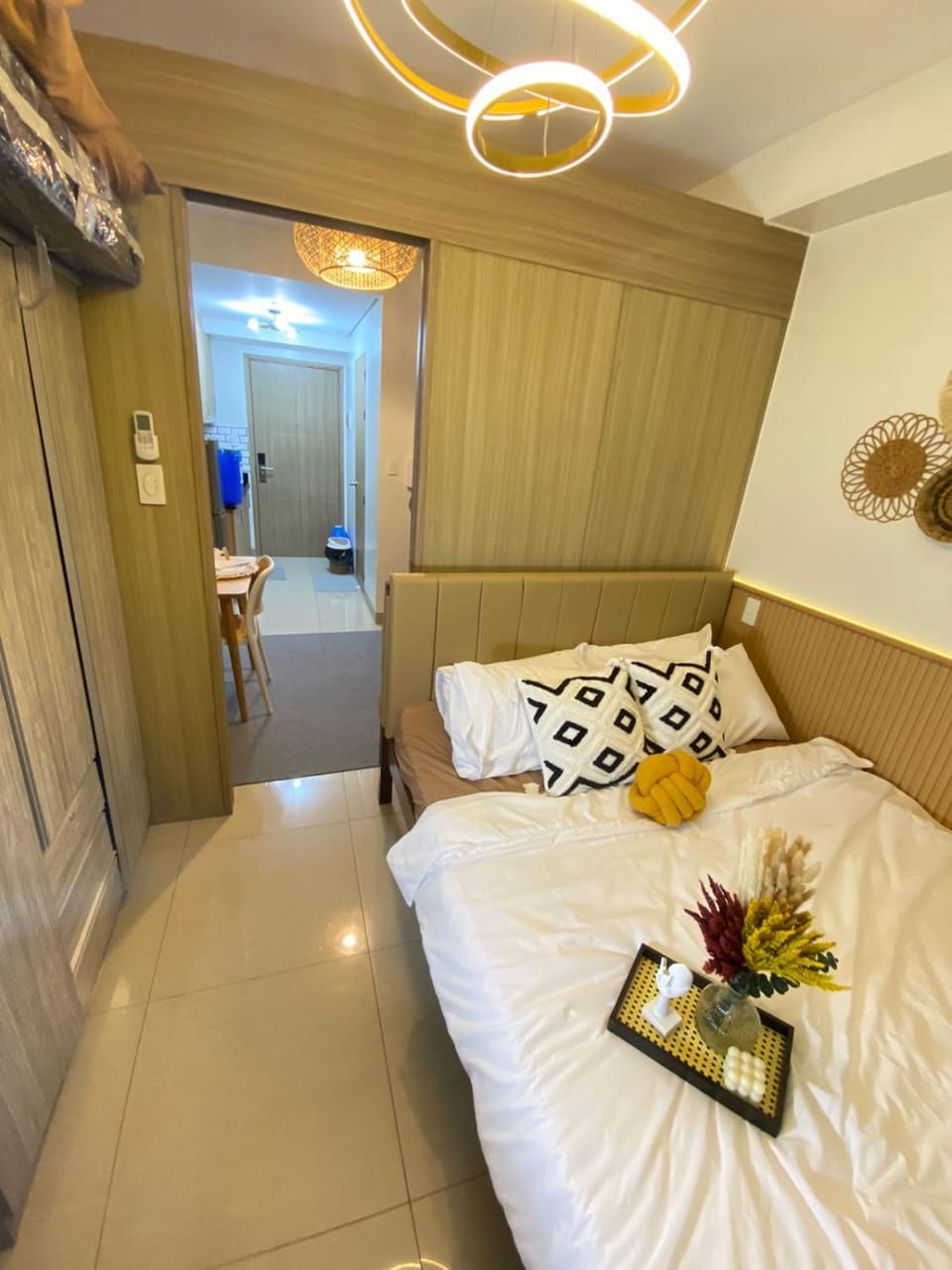 Aesthetic walking distance to MOA,near NAIA AIRPORT with NETFLIX,MINIVIDEOKE,BOARDGAMES-DUXE2 Apartment hotel in Pasay