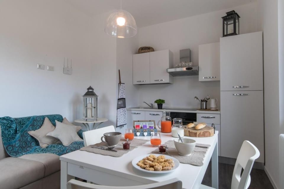 Coffee/tea facilities, Kitchen or kitchenette, Living room, Food and drinks, Seating area, Dining area, Food, stove