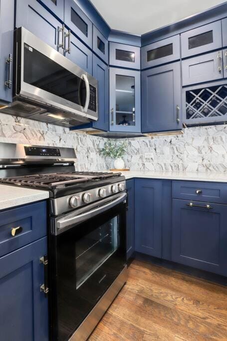 Kitchen or kitchenette, dishwasher, stove