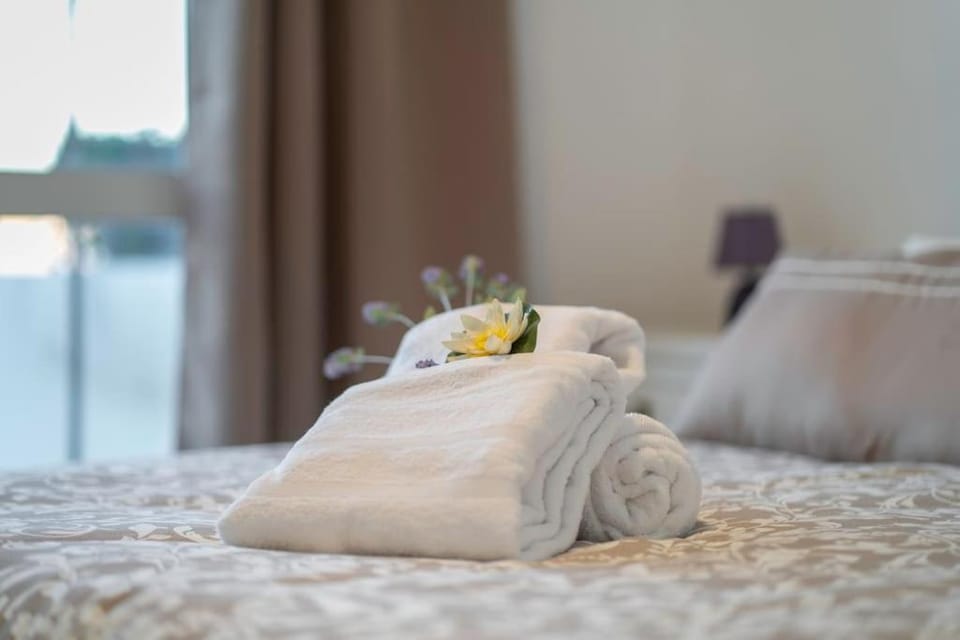 Bed, Bedroom, towels