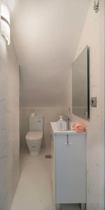 Toilet, towels