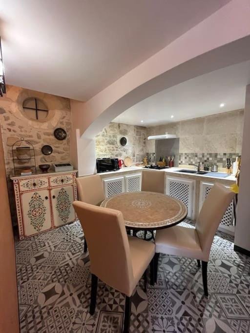 Kitchen or kitchenette, Dining area