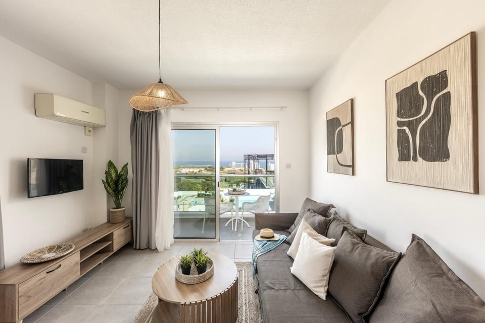 Communal lounge/ TV room, TV and multimedia, View (from property/room), Living room, Seating area, air conditioner