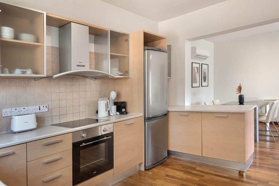Coffee/tea facilities, Kitchen or kitchenette, Dining area, dishwasher, oven, stove, toaster