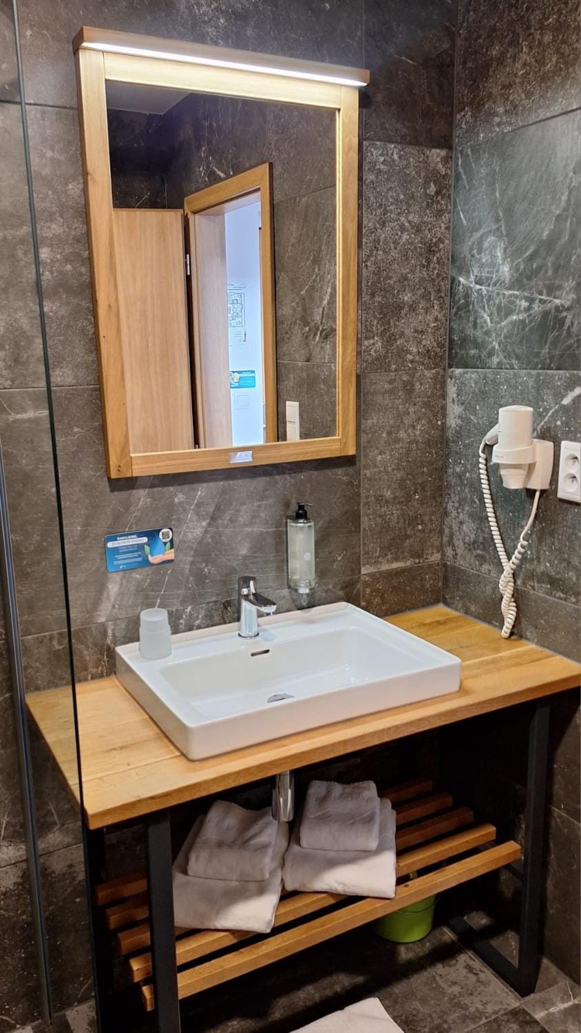 Bathroom, towels