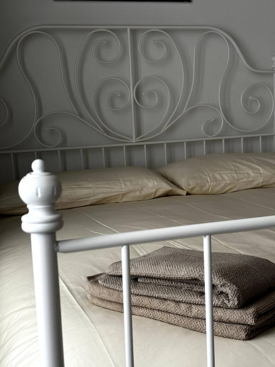 Bed, Decorative detail, Bedroom, towels