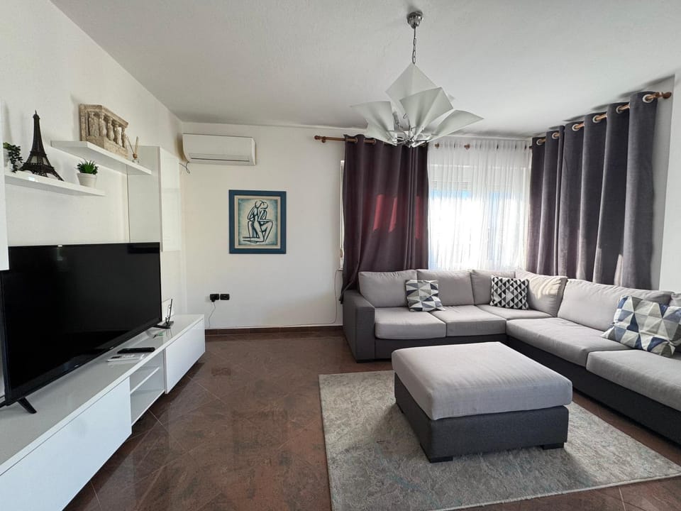 TV and multimedia, Living room, Seating area, Evening entertainment