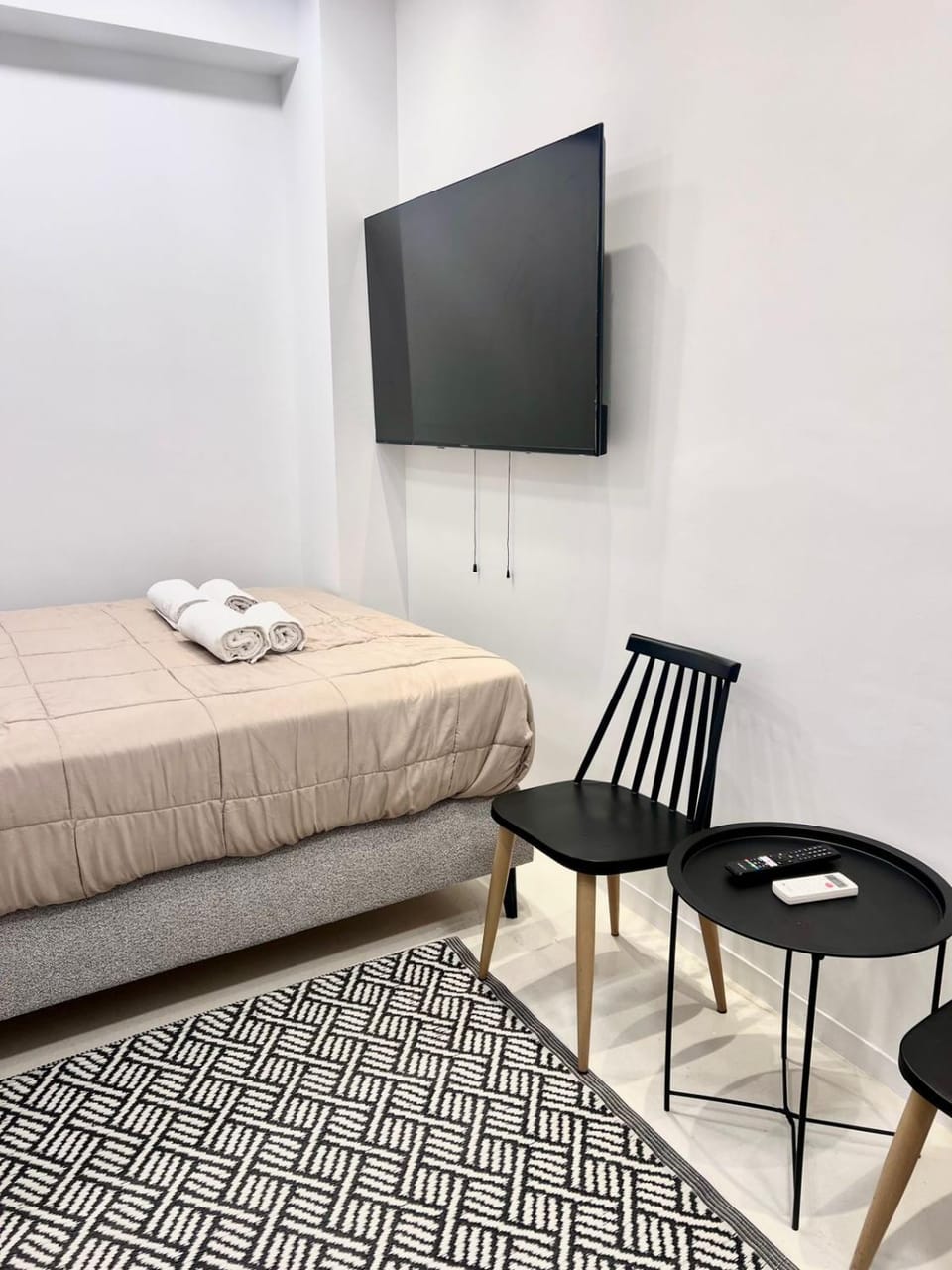 Bed, TV and multimedia, Photo of the whole room, Bedroom