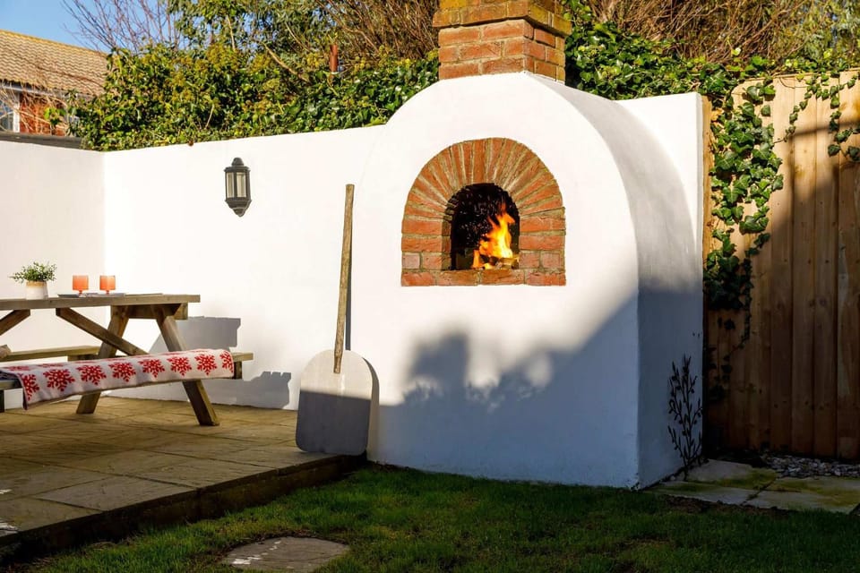 Beautifully Refurbished 4-Bed Beachside Retreat House in Selsey