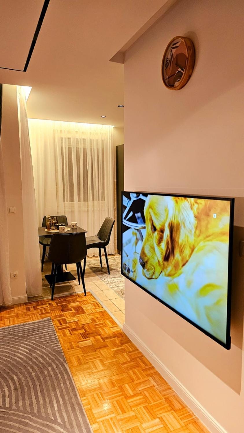 TV and multimedia, Living room, Food and drinks, Evening entertainment