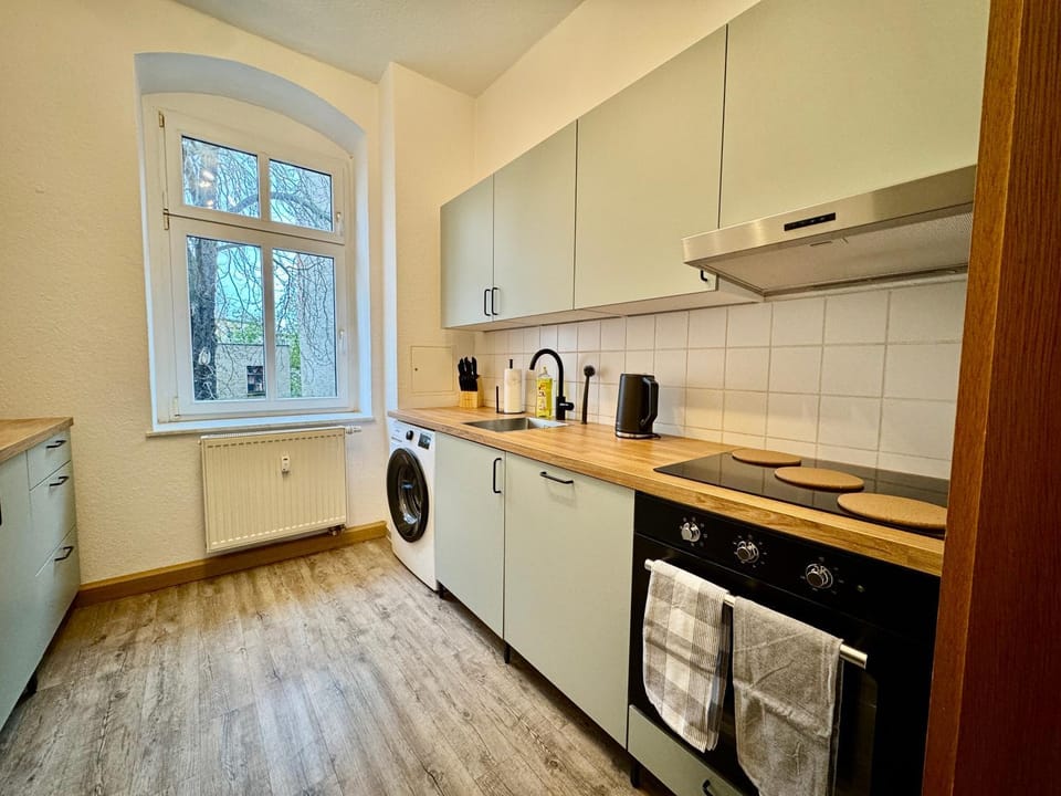 Coffee/tea facilities, Kitchen or kitchenette, dishwasher, oven, stove, toaster