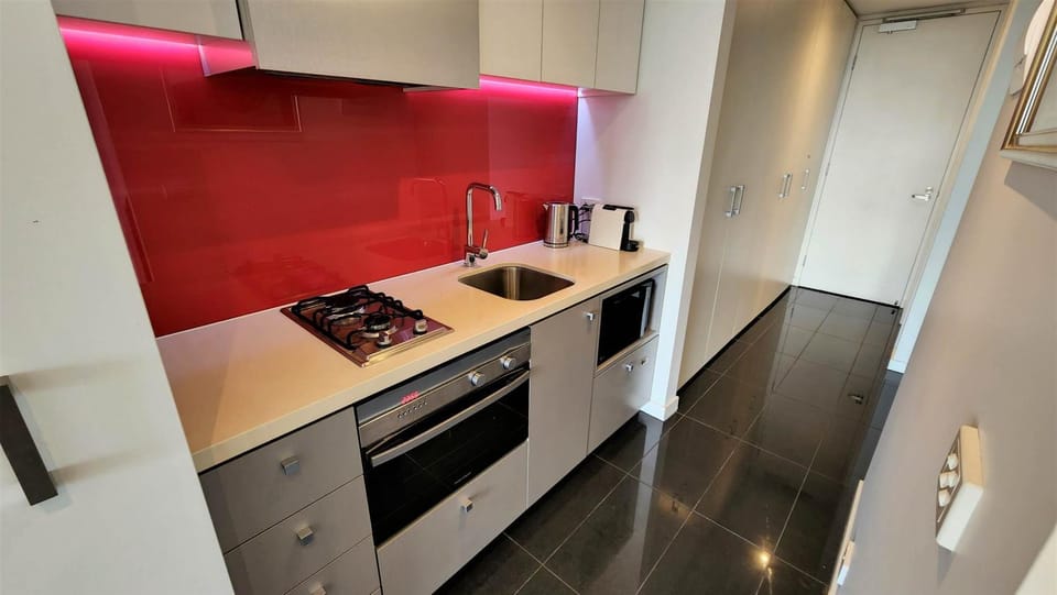 St Kilda vibes - City views, airy 1 bed sleeps 2-4 Apartment in Saint Kilda