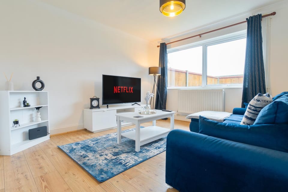 Communal lounge/ TV room, TV and multimedia, Living room, Seating area, Evening entertainment