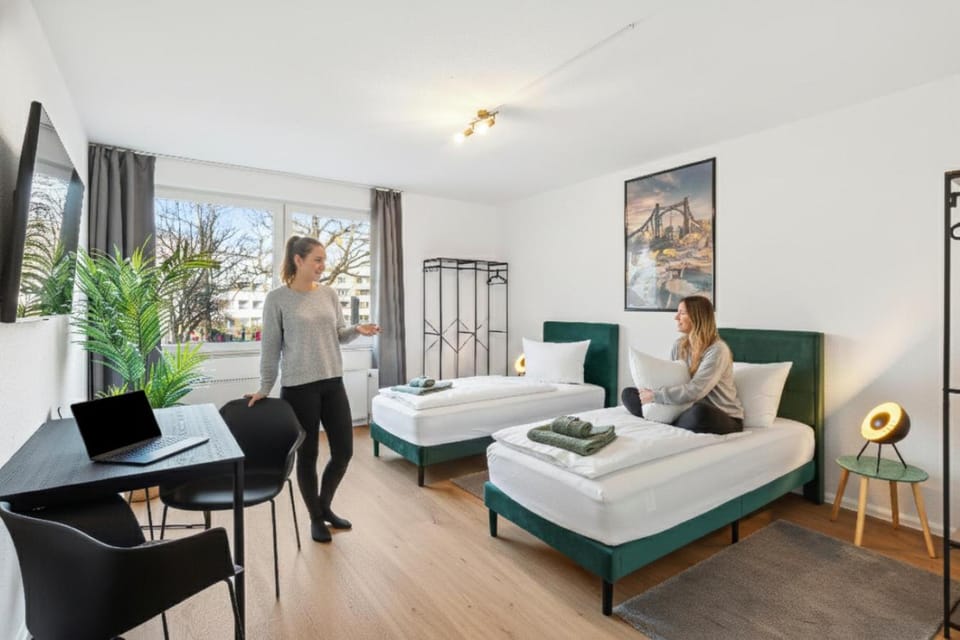 Bed, People, TV and multimedia, Photo of the whole room, Bedroom, group of guests