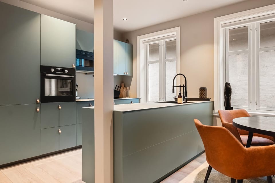 Coffee/tea facilities, Kitchen or kitchenette, Dining area, dishwasher, microwave, oven, stove, toaster