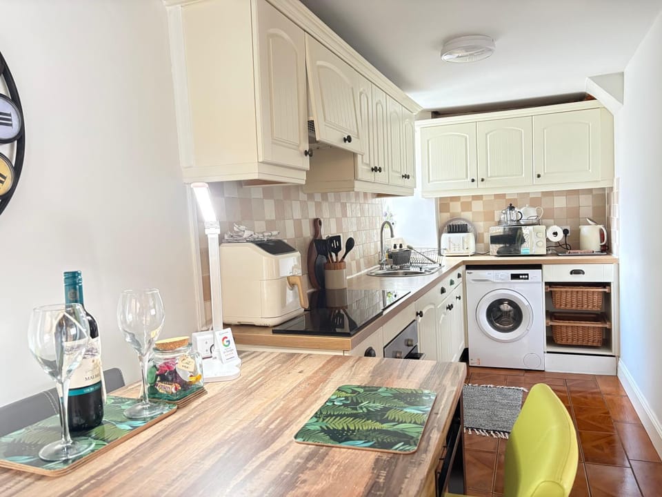 Kitchen or kitchenette, Dining area, oven, stove, washing machine