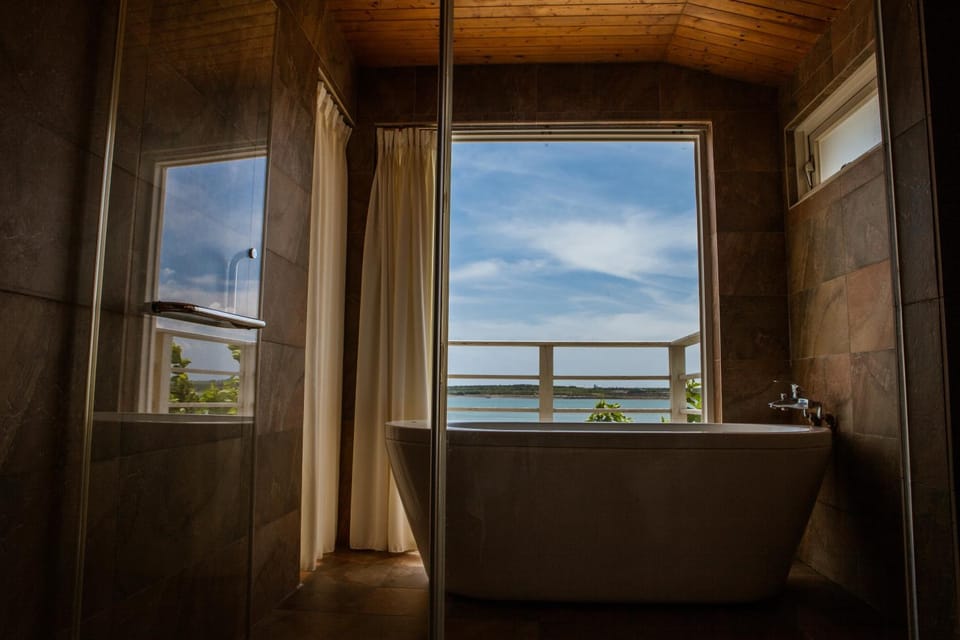Natural landscape, Bathroom, Balcony/Terrace, Other, Photo of the whole room, Decorative detail, Decorative detail, Sea view, Sea view, Bath