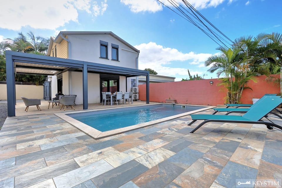 Property building, Patio, Swimming pool, Swimming pool, sunbed