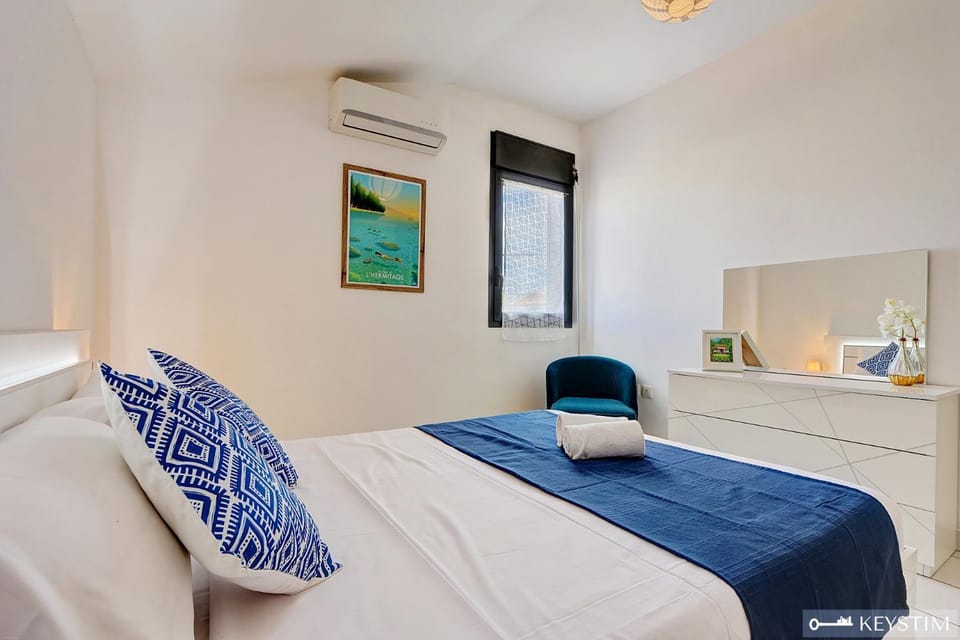 Bed, Photo of the whole room, Bedroom, air conditioner