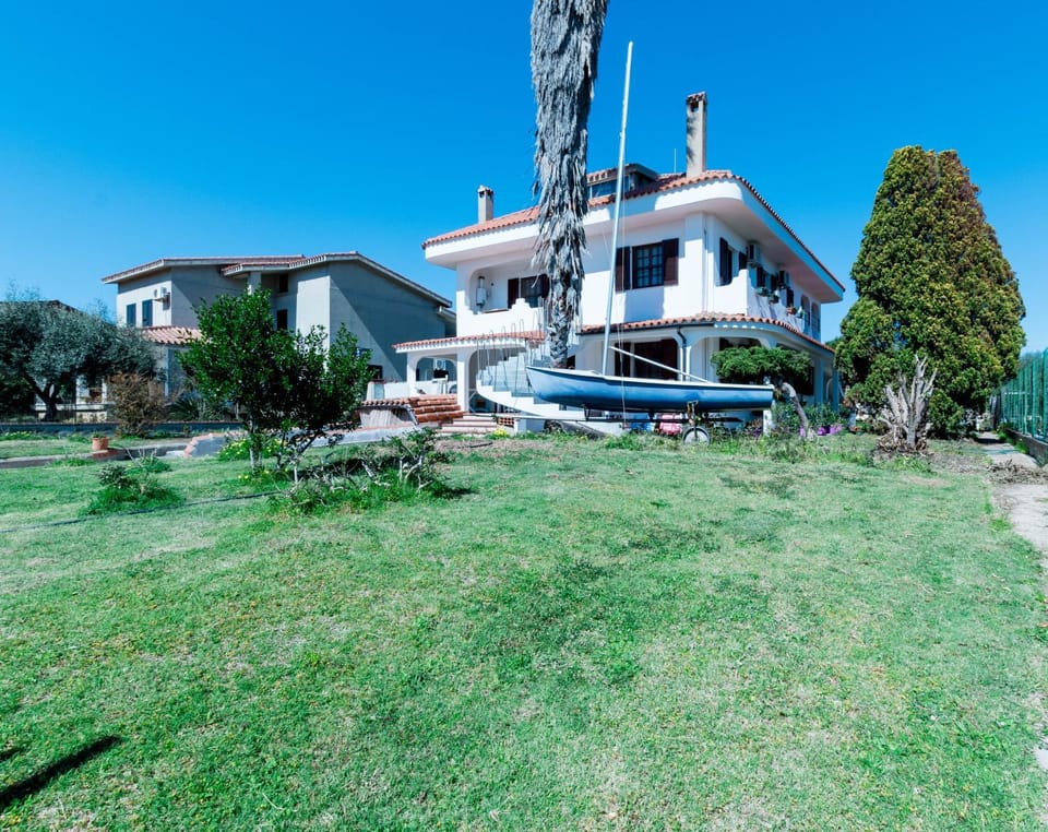 Property building, Facade/entrance, Garden, Garden view