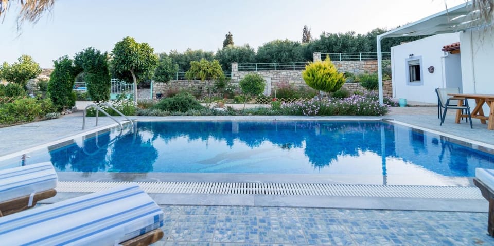 Property building, Day, Pool view, Swimming pool, Swimming pool, sunbed
